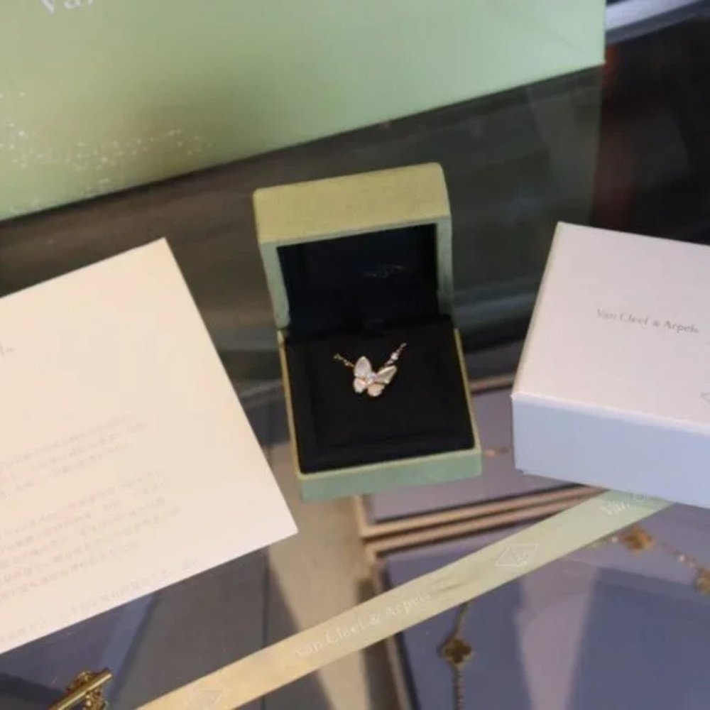 Excellent Used Condition VCA Necklace - Picture 3 of 6